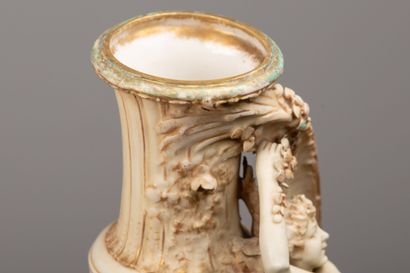 null AMPHORA - TURN TEPLITZ (AUSTRIA).
Paire d'importants vases en biscuit de porcelaine...