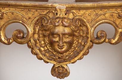 null Belle console en bois mouluré, sculpté et doré. 
La ceinture ornée d'un masque...