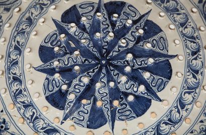 null DELFT.
Large dish drainer with handles in earthenware, decoration in blue monochrome.
It...