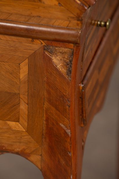 null Slope desk in marquetry of veneer.
It opens with a flap and reveals compartments...