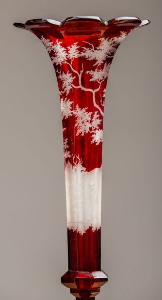 null BOHEME.
Vase cornet en cristal rouge et incolore à décor gravé de scènes cynégétiques.
XIXème...