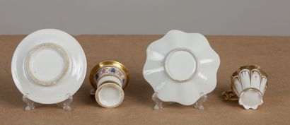 null Collection de cinq tasses mignonnettes en porcelaine polychrome et or.
XIXème...