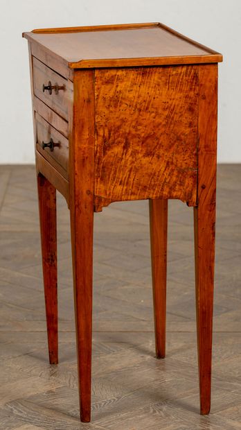 null Bedside table in walnut, the drawers inlaid with reserves decorated with nets...
