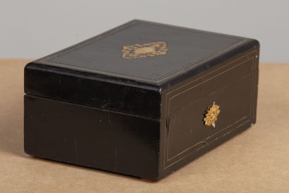 null Jewelry box in blackened veneer and brass marquetry.
Napoleon III period.
H_8,5...