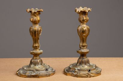 null Pair of gilt bronze candlesticks
Louis XV period, pierced for electricity, 
H_28...