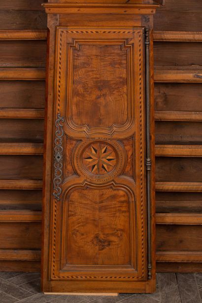 null Vaisselier in molded and carved walnut, opening with leaves and drawers in the...