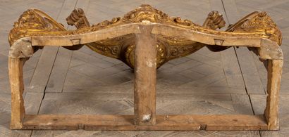 null Beautiful console in molded wood, carved and gilded. 
The belt decorated with...