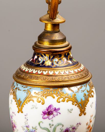 null Pied de lampe en porcelaine, émaux champlevés et onyx.
Fin du XIXème siècle.
H_43...