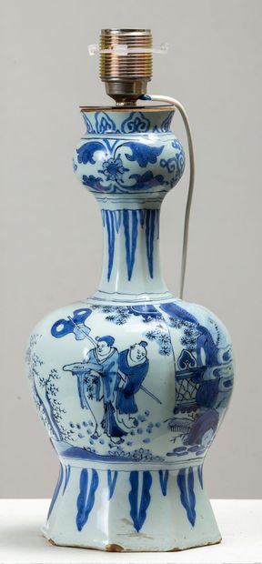 null DELFT.
Vase en faïence à décor en camaïeu bleu de chinois.
XVIIème siècle, monté...