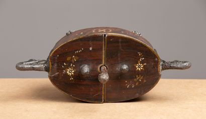 null Painted tin egg dish with swan-neck handles.
First third of the 19th century.
H_21...