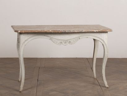 null Game table in white lacquered wood, scalloped belt and curved legs.
The top...