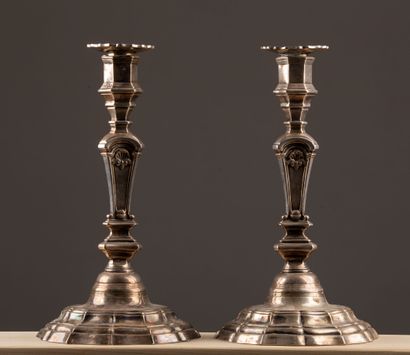 null Pair of candlesticks in silver plated metal decorated with shells.
Regency period.
H_...