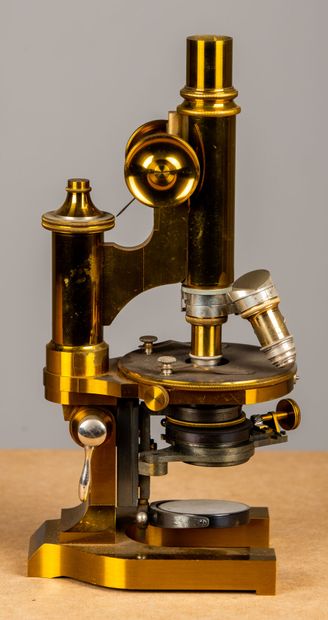 null Ernst LEITZ à WETZLAR et NEW YORK.
Microscope, dans son coffret d'origine, avec...