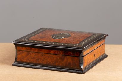null Jewelry box in marquetry of wood veneer.
Period Napoleon III.
H6,6 cm W_20,5...