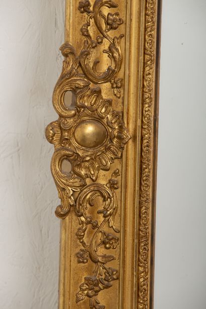 null Rectangular mirror in wood and gilded stucco decorated with medallions and foliage.
End...