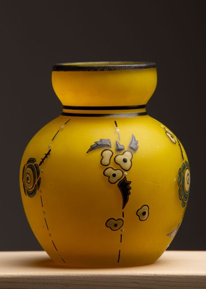 null DELATTE in NANCY.
Vase with widened body and narrowed neck out of yellow glass...