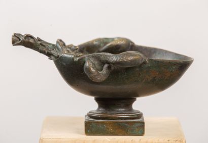 null Bronze cup with antique patina, the handles formed of snakes.
19th century.
H_9...