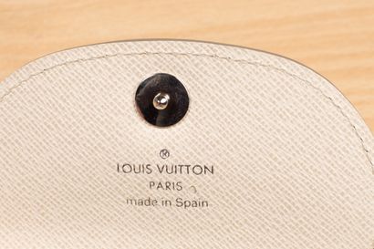 null Louis VUITTON, Paris. 
Purse with gusset, in ivory leather. 
In its original...