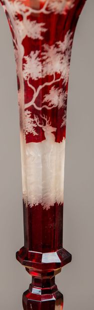 null BOHEME.
Vase horn in red and colorless crystal with engraved decoration of hunting...