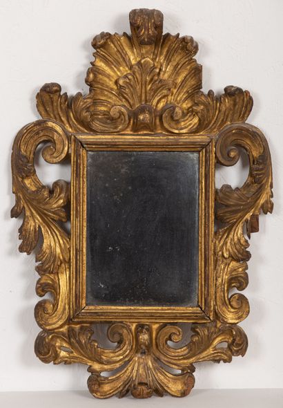 Miroir en bois doré.
Italie, XVIIIème siècle.
H_63,5...