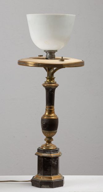 null Lamp in sheet metal and brass, formerly with opaline globe.
XIXth century.
H_68.5...