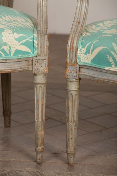 null Suite de quatre fauteuils en bois mouluré et sculpté, laqué.
Epoque Louis XVI.
Variante...