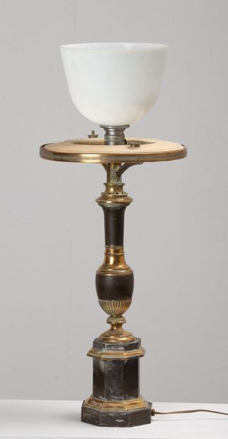 null Lampe en tôle et laiton, anciennement à globe d'opaline.
XIXème siècle.
H_68.5...