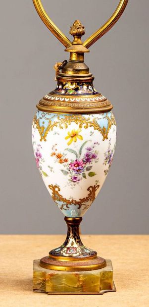 null Pied de lampe en porcelaine, émaux champlevés et onyx.
Fin du XIXème siècle.
H_43...