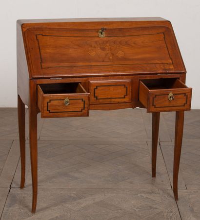 null Sloping desk in walnut inlaid with cartouches, the flap decorated with a floral...