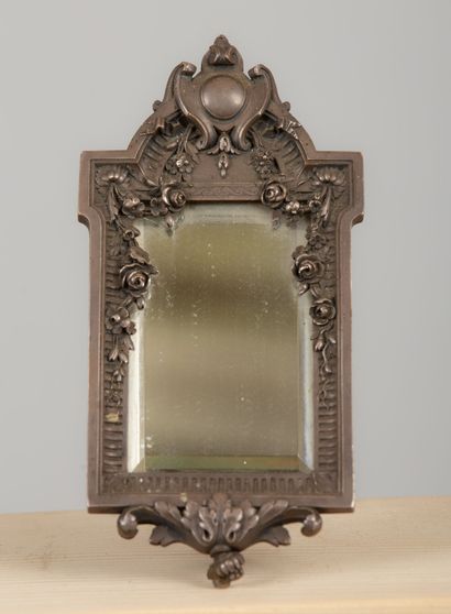 null Petit miroir de table en bronze argenté.
Style Louis XVI.
H_19 cm L_9,5 cm