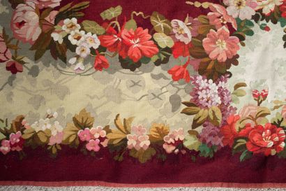 null AUBUSSON.
Woolen tapestry decorated with a central medallion and a flowery frame,...