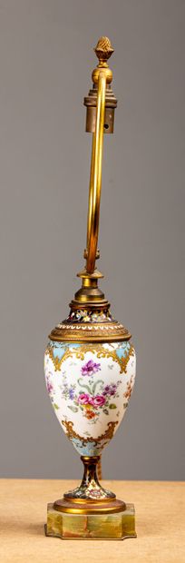 null Pied de lampe en porcelaine, émaux champlevés et onyx.
Fin du XIXème siècle.
H_43...