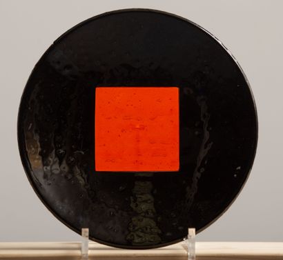 null Claire LE SAGE for SOLEIL VERRE. 
Circular cup in black and orange tinted glass....