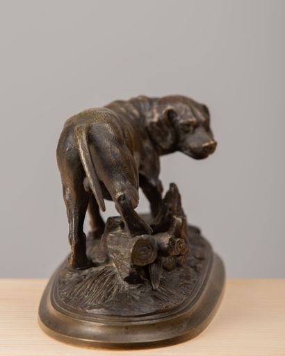 null Édouard Paul DELABRIERRE (1829-1912).
Chien levant un faisan.
Bronze à patine...