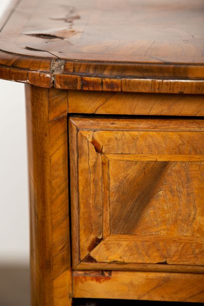 null Chest of drawers with rounded uprights and slightly arched front in veneer.
It...