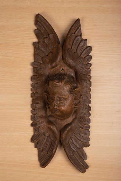 null Paire d'anges d'applique en bois sculpté.
XVIIIème siècle.
H_36 cm L_14 cm P_7...