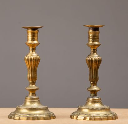 null Paire de bougeoirs en bronze doré.
XVIIIème siècle. 
H_25 cm D_12,6 cm.