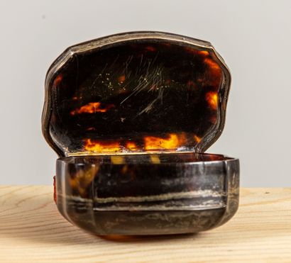 null Snuff box in tortoise shell, the lid decorated with two musicians, in a frame...