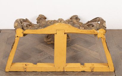 null Carved and gilded wood console, friezes of Greek openwork on the belt, laurel...