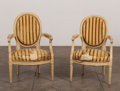 null Pair of armchairs in molded and carved wood, relacquered.
Louis XVI period.
H_88...