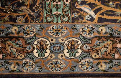 null IRAN.
Carpet with decoration of white animals on blue bottom. 
L_210 cm l_140...