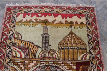 null TURQUIE.
Tapis Konya en laine à décor de la mosquée et de la tombe de l'érudit...