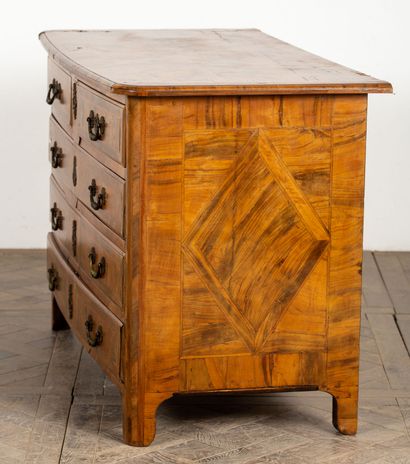 null Chest of drawers with rounded uprights and slightly arched front in veneer.
It...
