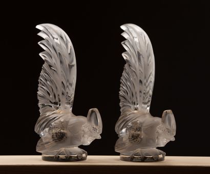 null LALIQUE France.
Pair of paperweights model "Coq nain" in pressed and partially...