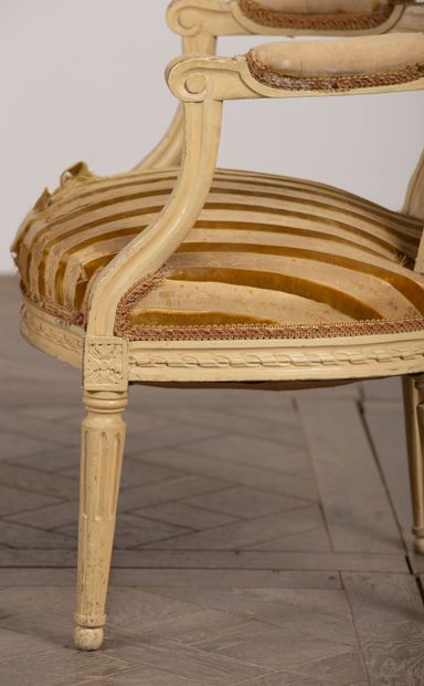 null Paire de fauteuils en bois mouluré et sculpté, relaqué.
Epoque Louis XVI.
H_88...