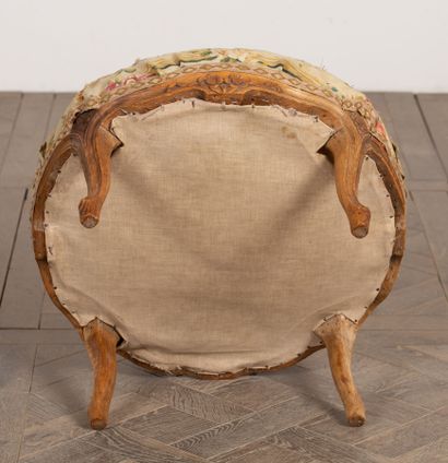 null Large circular low stool in molded wood and carved with flowers.
Louis XV period,...