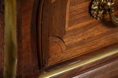 null Curved chest of drawers in veneered wood marquetry and light wood filet cartouches.
Brass...