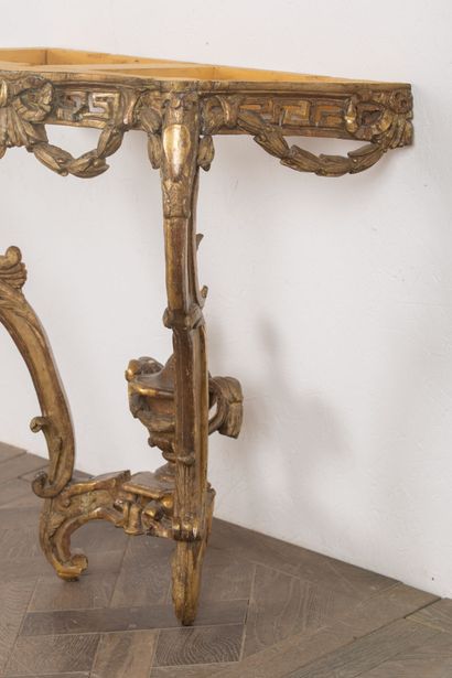 null Console en bois sculpté et doré, frises de grecques ajourées à la ceinture,...