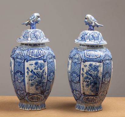 null DELFT.
Paire de vases couverts en faïence à décor en camaïeu bleu.
Les prises...