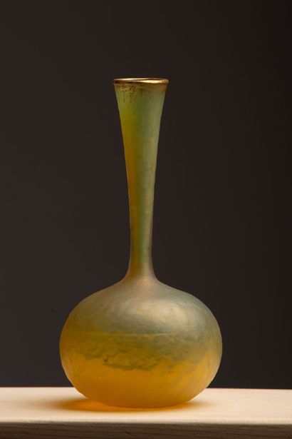 null DAUM Nancy.
Soliflore vase with high neck, in yellow glass slightly iridescent...